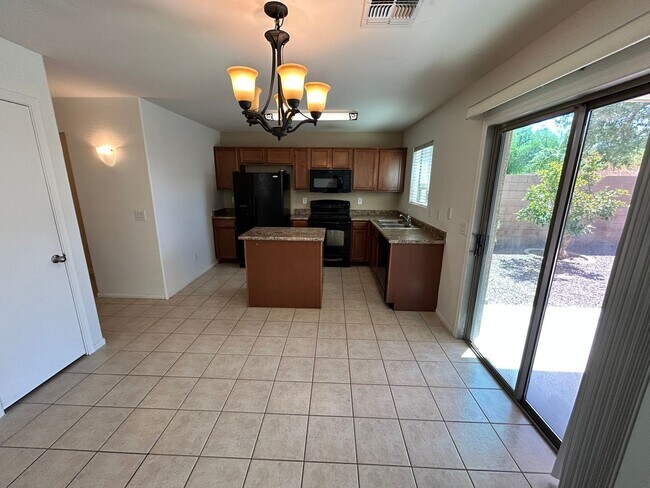 Foto del edificio - Spacious 3-Bedroom Home with Loft