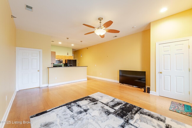 Building Photo - 900 S 5th St