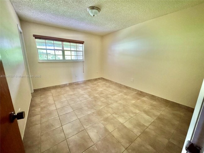 Foto del edificio - 1377 W 38th St