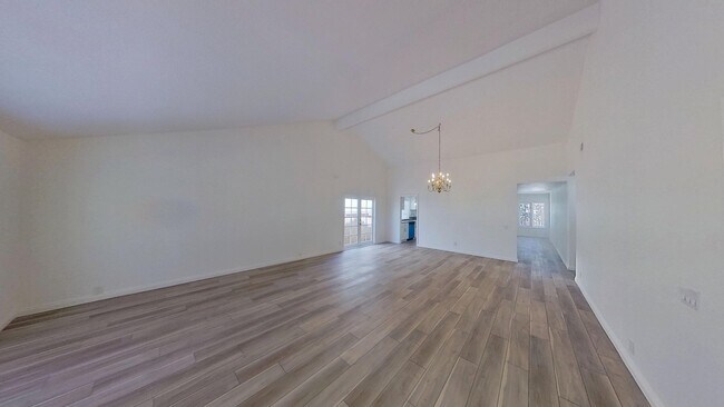 Building Photo - Beautiful 4 Bedroom 2 Bath Single-Family H...