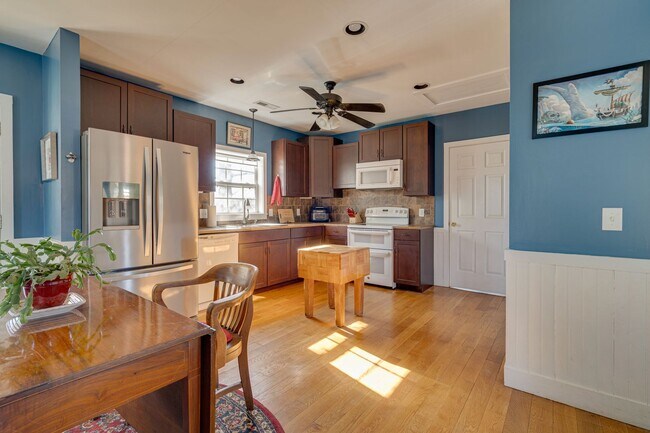 Foto del edificio - Charming 2 Bedroom 2 Bath Home In The Heart Of Downtown Mebane With Massive Fenced In Yard!!