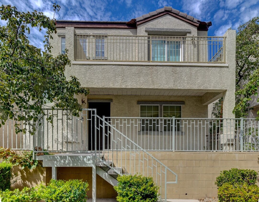 Foto principal - Beautiful 2 Story, 3 Bedroom Home Northwest!