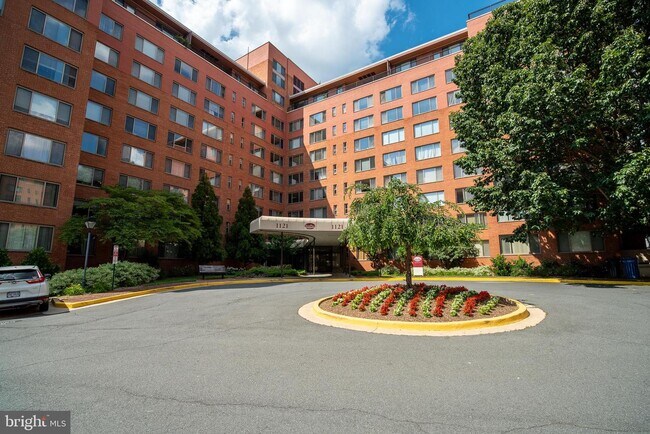 Foto del edificio - 1121 Arlington Blvd