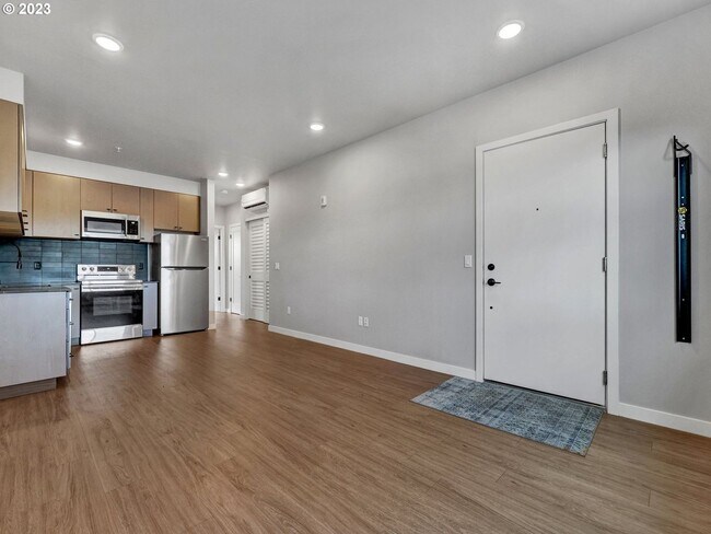 Building Photo - Contemporary 1 Bed  1 Bath Condo in N. Por...