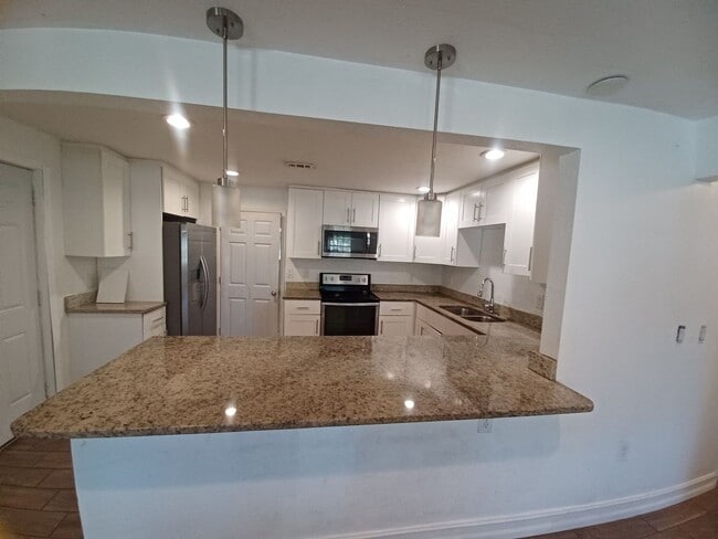 Building Photo - Priced to Rent 3/2 in Fort Myers
