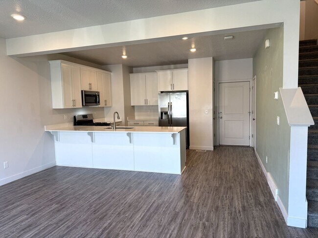 Foto del edificio - Townhome available now in Haven Dell!