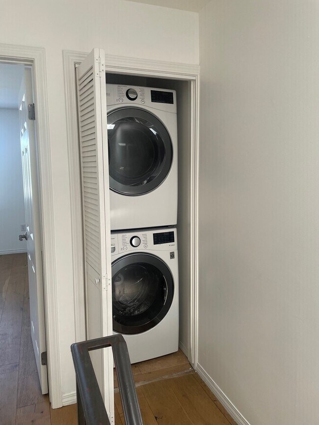 Foto del edificio - 4854 Laurel Canyon Blvd