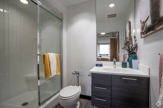 B1 Alt 2 - 2 habitaciones, 2 baños - 729 pies cuadrados - Baño 1 - Z West Apartments