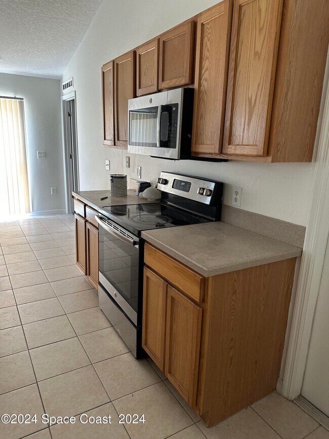 Building Photo - 2475 Compass Pointe Dr