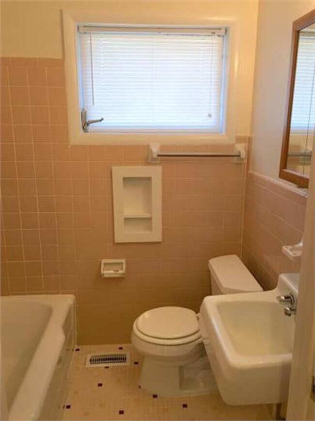 Building Photo - Brennen Road duplex