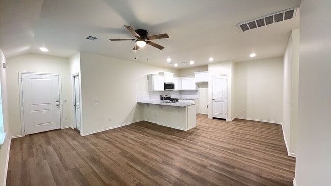 Building Photo - 3 Bedroom 2 Bath 2 Car Garage Duplex in Gr...