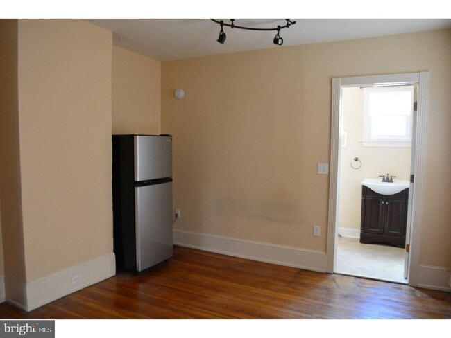 Building Photo - 338 S 16th St