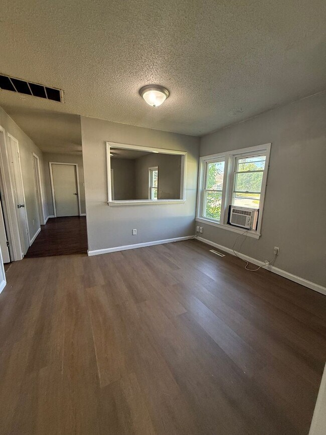 Foto del edificio - Spacious 2 bedroom 1 bathroom duplex Available NOW!!!