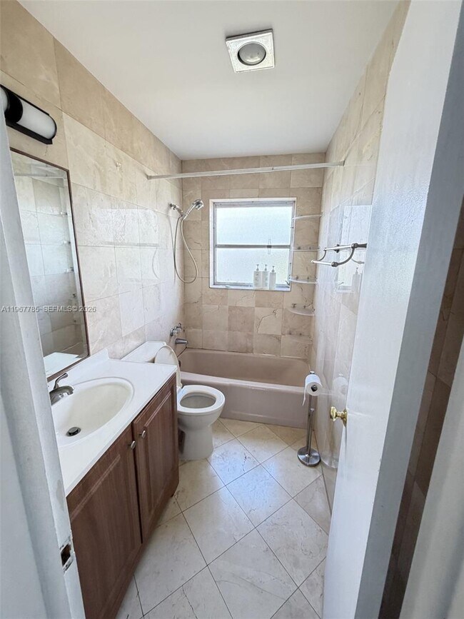 Building Photo - 941 Crystal Lake Dr