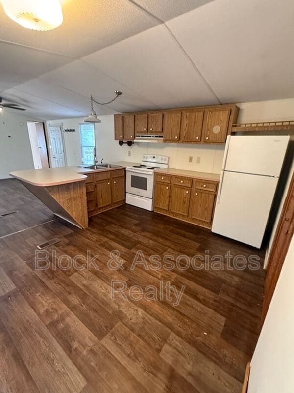 Building Photo - 530 Springdale Dr