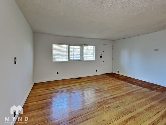 Building Photo - 904 Ferndale Cir NE