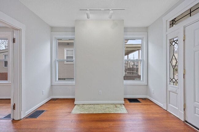 Building Photo - PRICE HILL - Cute 3 bedroom 1 bath