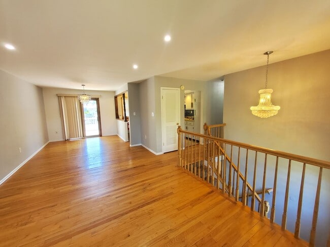 Building Photo - Single family, bi-level home with 4-bedrooms (one bedroom on ground level), 2.5 bathrooms, attach...