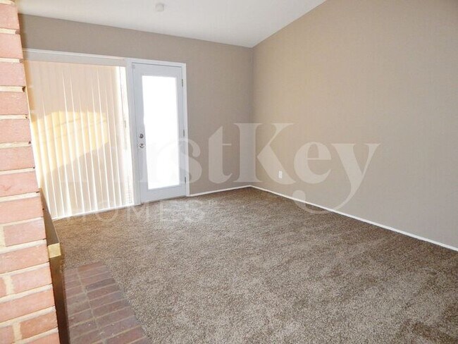 Building Photo - 3070 Durwood Dr