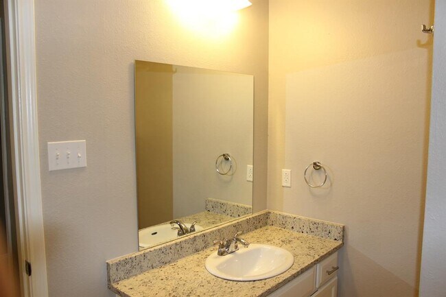 Foto del edificio - 2208 Quiet Wood Dr