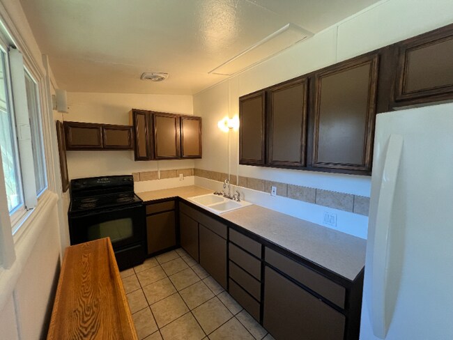 Building Photo - 775 SE Roberts Ave