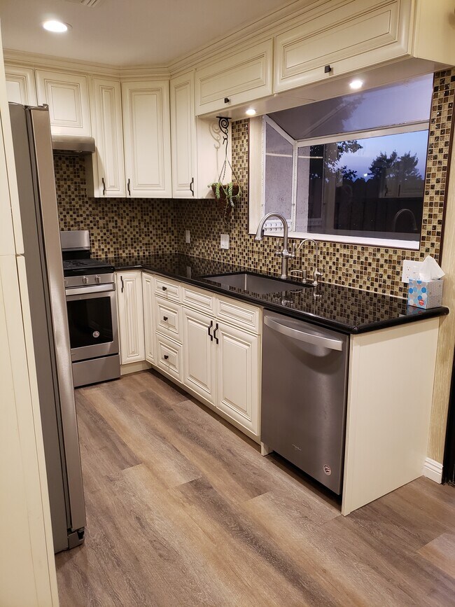 Building Photo - 9325 Sunland Park Dr