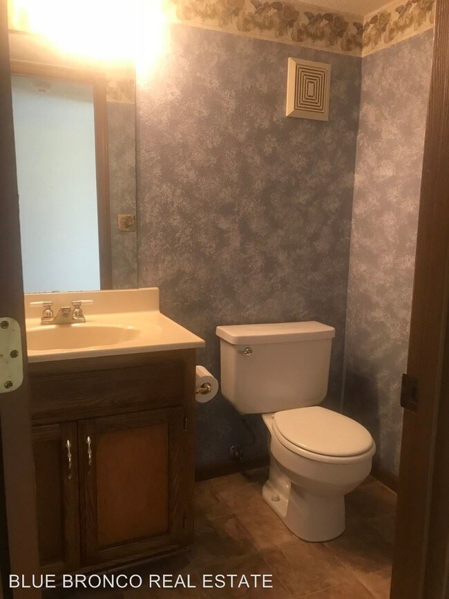 Building Photo - 3 br, 1.5 bath House - 262 SW Pinetree Lane