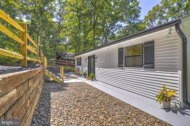 Building Photo - 440 Redbud Ln