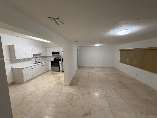 Foto del edificio - 1585 W 53rd St