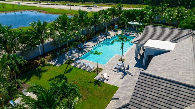 Foto del edificio - Luxury Naples 2-Bed Home Minutes to Downtown & Beaches | Resort-Style Amenities