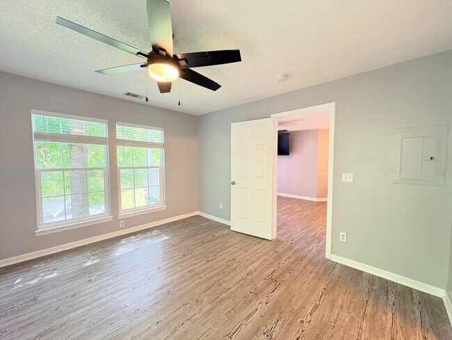 Building Photo - Welcome To The Estates At Westbury
