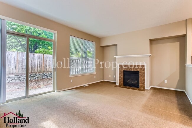 Foto del edificio - **NEW LOWERED PRICE** Charming 3-Bedroom H...
