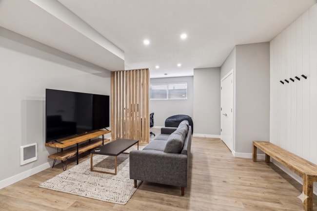 Photo du bâtiment - 7136-7134 Avenue Northwest - Lower Ave