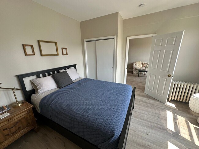 Building Photo - No-Fee Sun-Filled Top-Floor Apt (2BR/1Bath...