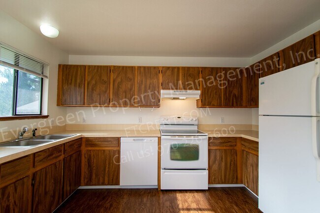 Foto del edificio - 704 Ponderosa Dr