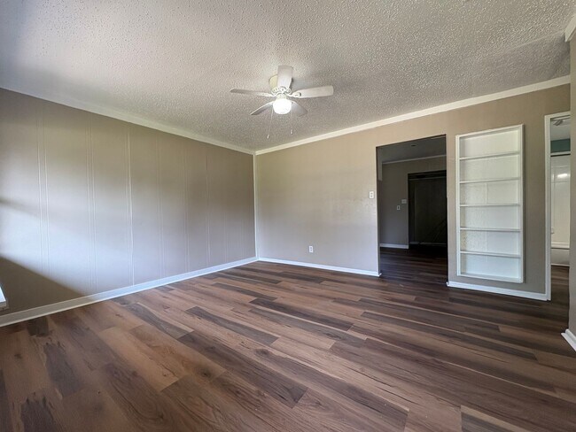 Foto del edificio - Amazing 3 Bed/1 Bath House FULLY remodeled with Central Air & Heat