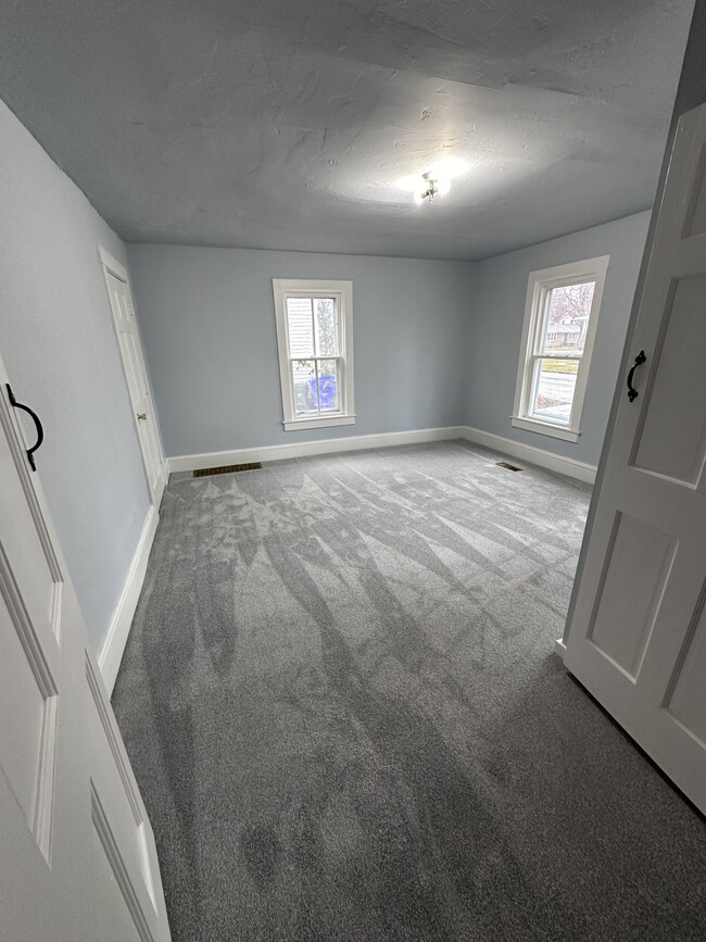 Newly carpeted main bedroom - 725 W Winnebago St