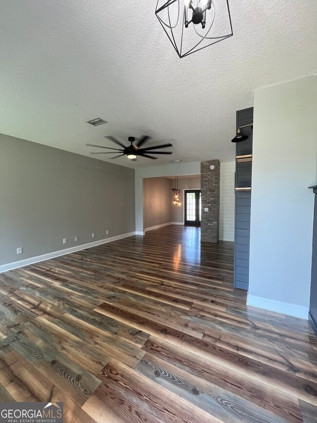 Building Photo - 213 Royal Palms Ave