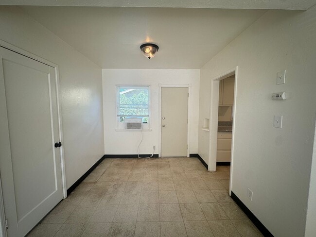Building Photo - Cozy two bedroom in 93308!