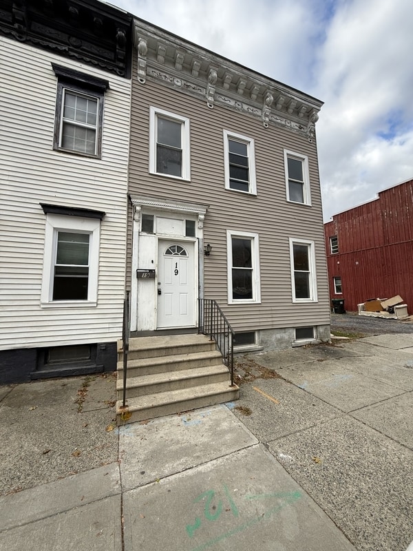 Primary Photo - 19 N Lake Ave