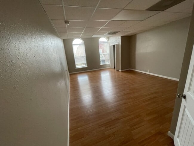 Building Photo - 3bedroom/1 bath apartment -upstairs above ...