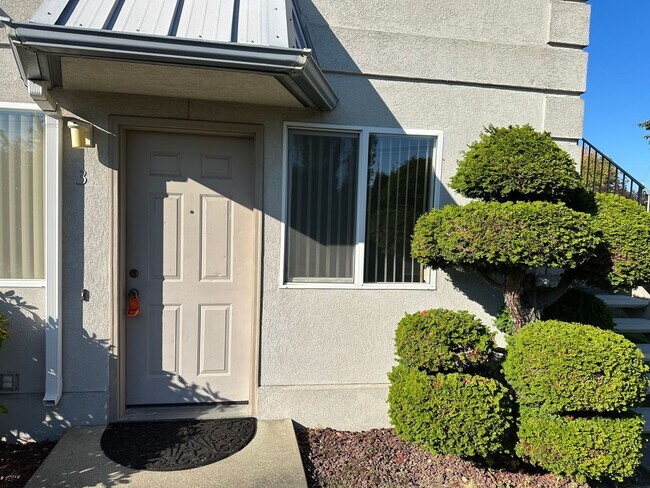 Foto del edificio - 1 Bedroom, 1 Bathroom Lower Unit in Small Apartment Building Close to BTC