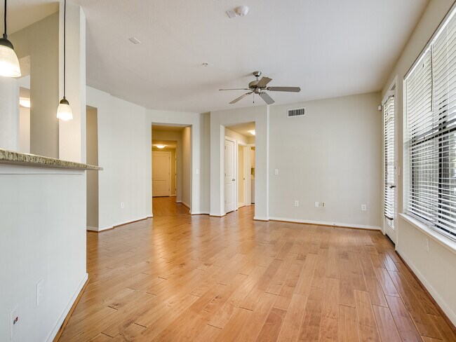 Building Photo - 7342 Oak Manor Dr