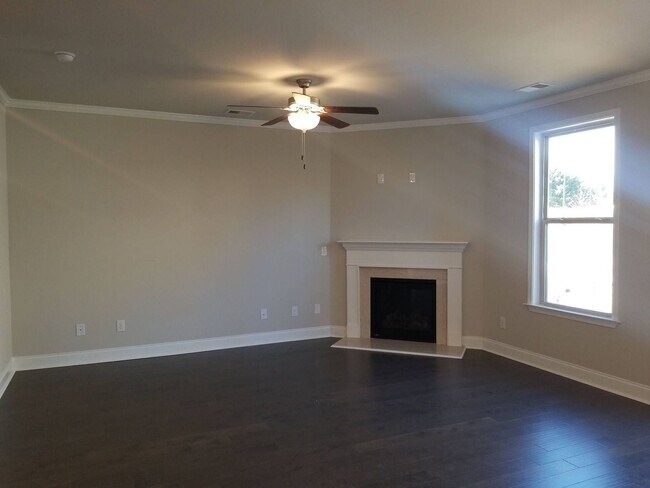 Building Photo - Single Family 3 Bedroom Townhome in Woodst...