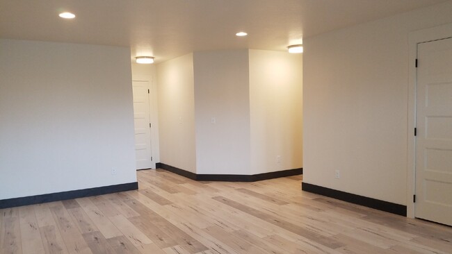 Building Photo - Pet friendly, Spacious apartment with Wash...