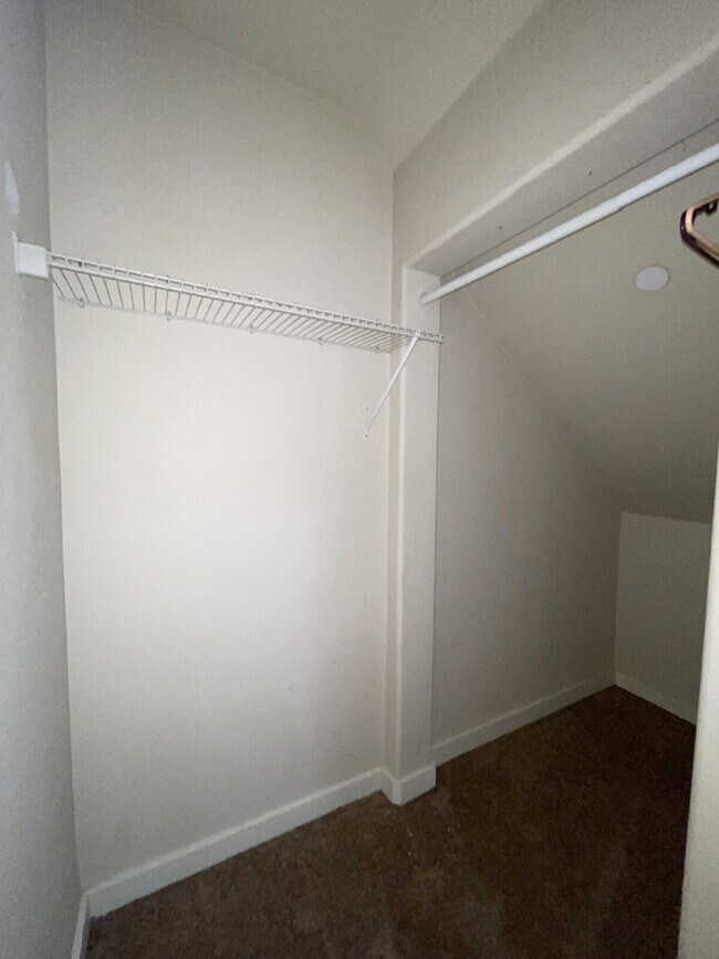 Foto del edificio - 1 Bedroom, 1 Bathroom Condo with Modern Kitchen and Hardwood Floors