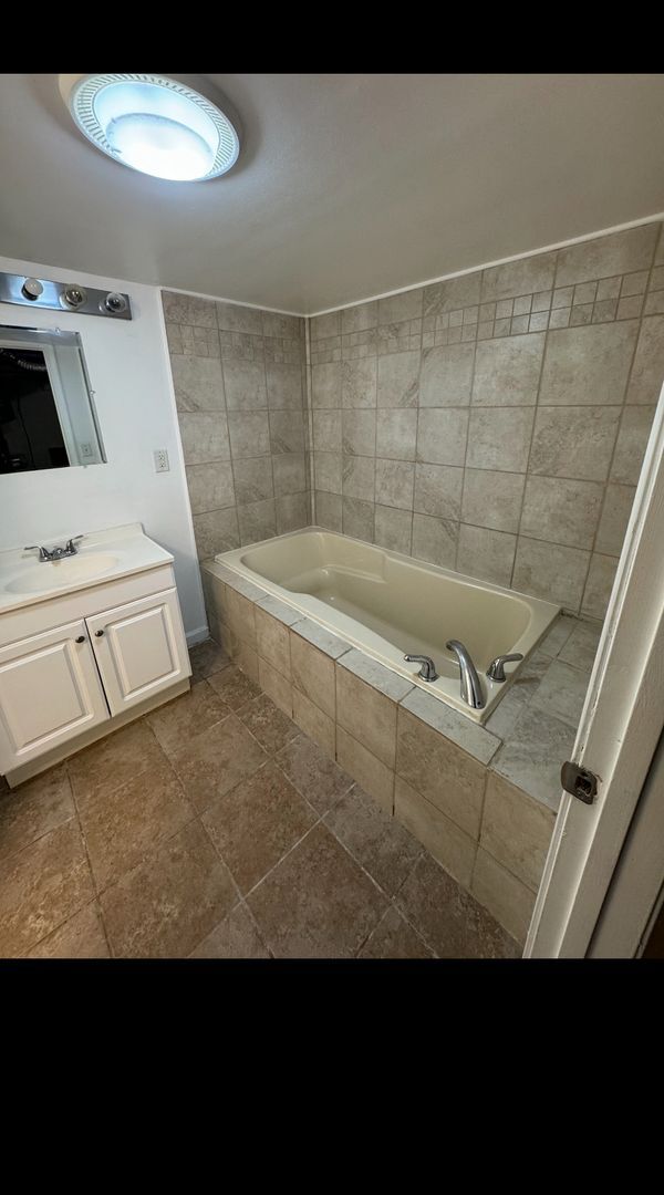 Building Photo - Spacious 5-Bedroom Retreat with Luxurious ...