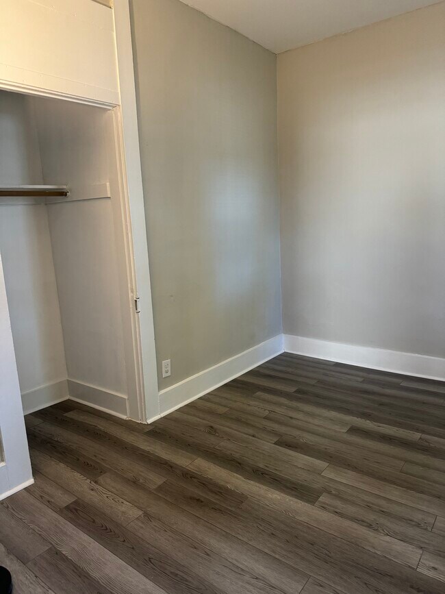 Pisos nuevos - 294 W Clinton St