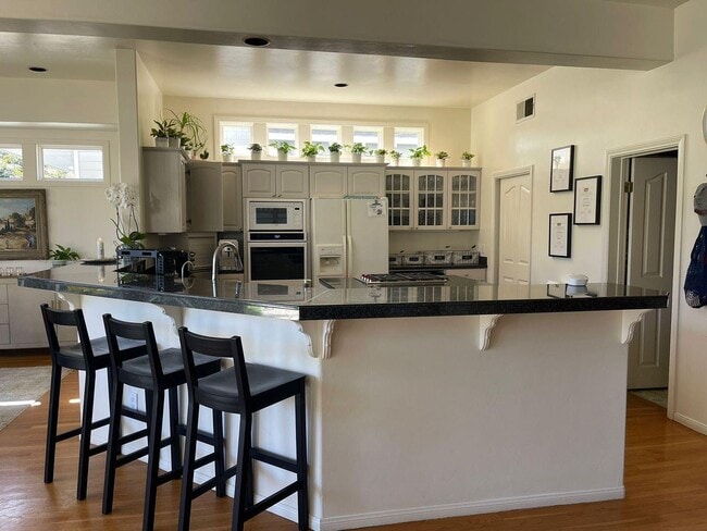 Foto del edificio - Spacious 5 bedroom home in Coronado's Village