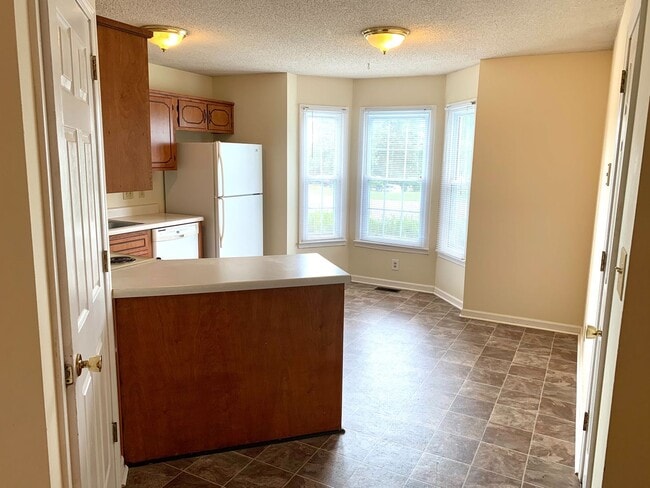 Building Photo - 268 Moncrest Dr